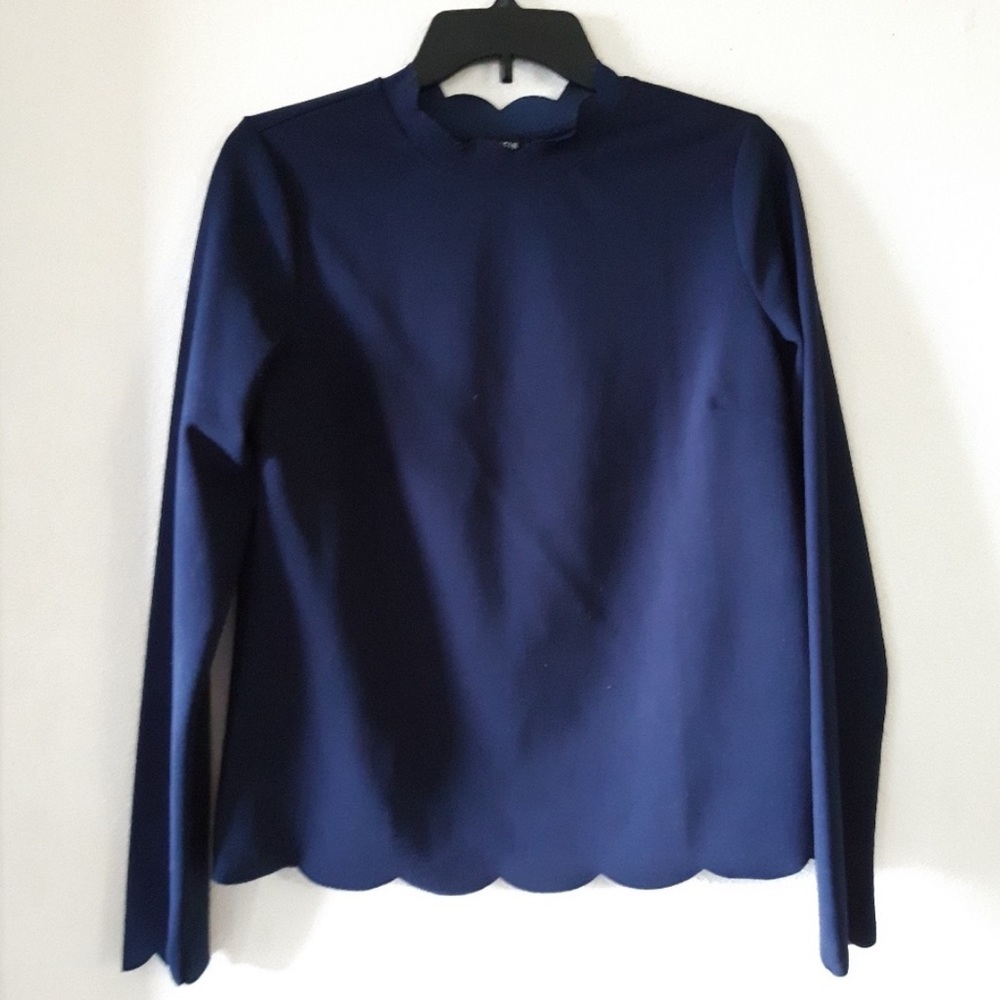 Pretty Scalloped navy blue blouse 👚